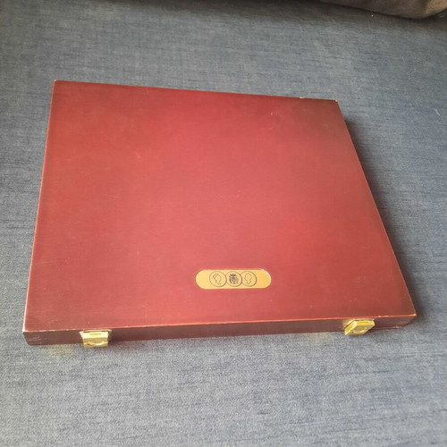 Wooden luxury case with 12 felt coin slots like new