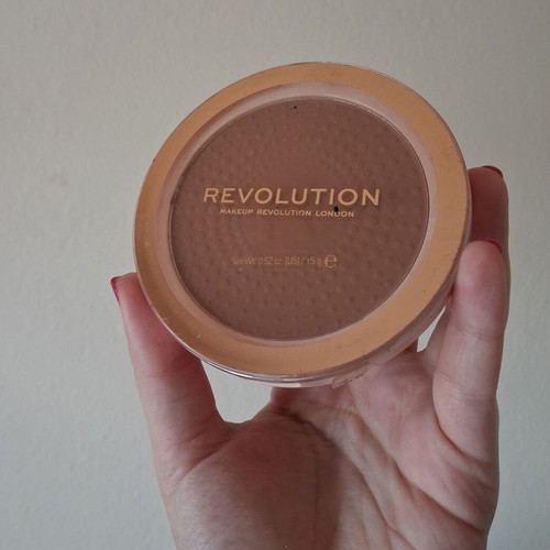 Revolution Mega Bronzer No2 Warm and Essence Baked Highlighter new