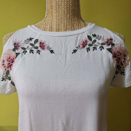 White sleeveless tops American Eagle and Sfera like new with embroidered details and cut outs