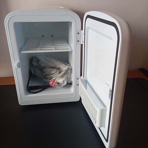 Mini Cosmetic Refrigerator Intermed 4lt like new, 27cm height
