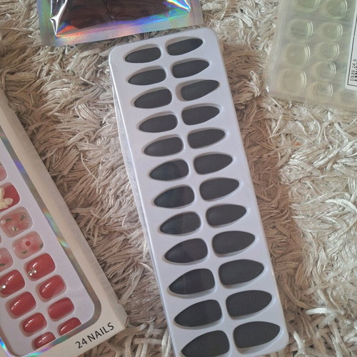 Fake nails and nail glues used