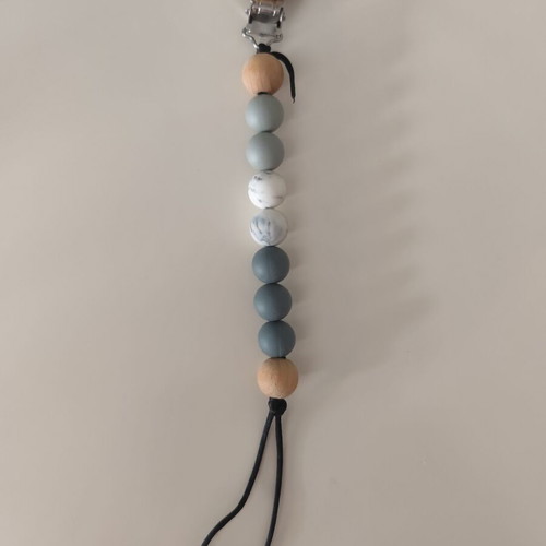 Pacifier clip like new with silicone beads and wooden clasp