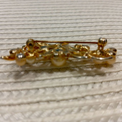 Classic Style Brooch like new with gold metal, cream pearls, crystals