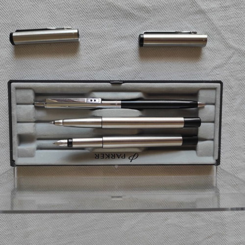 Parker pen and 2 pens set like new