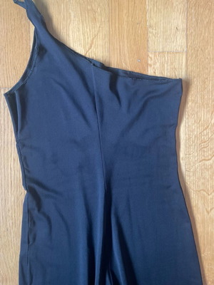 One-piece black jumpsuit with one shoulder like new, size S