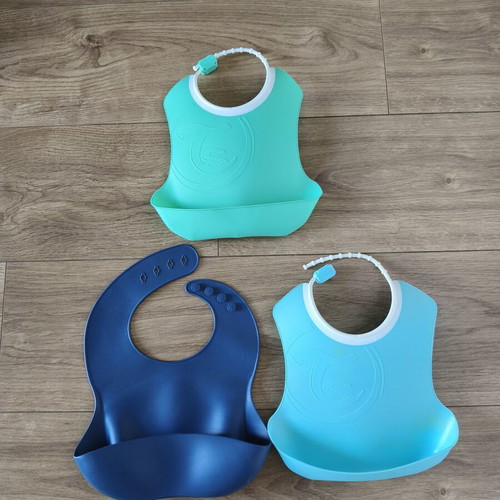 Set of 3 Twistshake Bibs like new, 2 rigid and 1 silicone