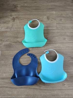 Set of 3 Twistshake Bibs like new, 2 rigid and 1 silicone