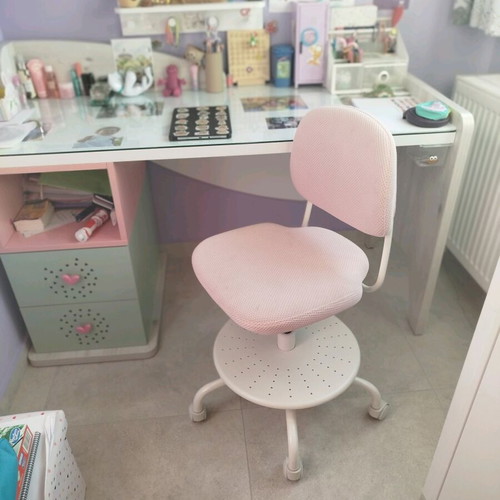 Candy children's desk set like new with chair