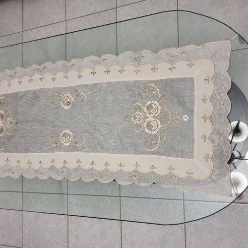 Table linens set like new, 4 pieces
