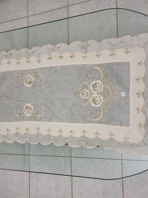 Table linens set like new, 4 pieces