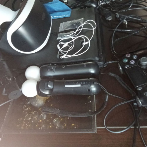 PlayStation 4 Console with VR like new, 1TB, 2 controllers, camera, 25 games