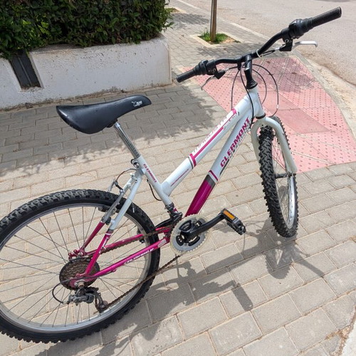 Clermont Magusta 24 Bike used, Shimano 18 Speed, pink
