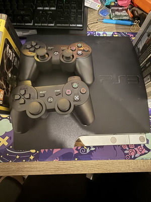 PlayStation 3 με 19 παιχνίδια και δύο aftermarket τηλεχειριστήρια σαν καινούργιο