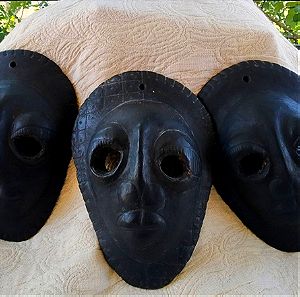 Τρείς αφρικανικές διακοσμητικές μάσκες από το Σουδάν.