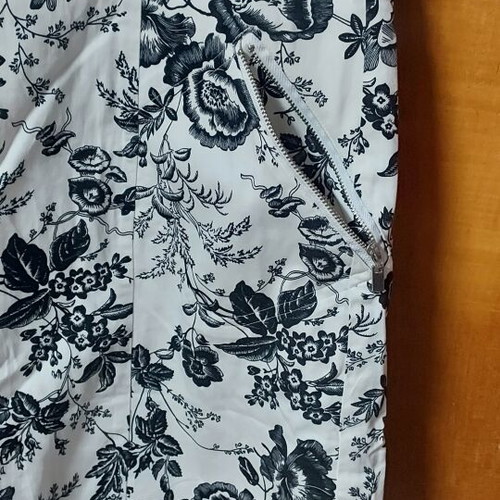 Black and white dress with 2 pockets, elastic fabric, like new, size M