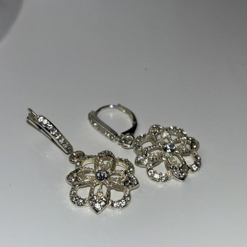 Women's dangling flower-shaped earrings with sparkling stones