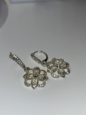 Women's dangling flower-shaped earrings with sparkling stones