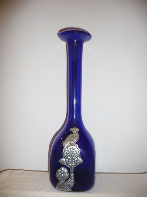 Βάζο μεταχειρισμένο με σκαλισμένη αναπαράσταση στην επιφάνεια