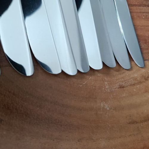 Vintage set of 9 dining knives in like new condition