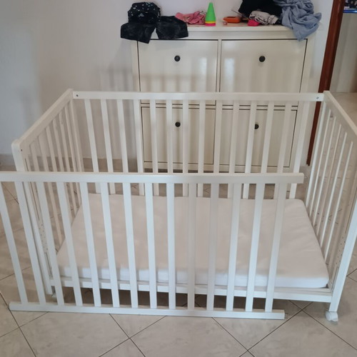 Baby Stars baby cot used with mattress and safety features