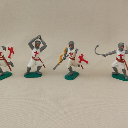 Timpo Crusader figures set of 4 used, some missing weapons