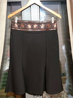 Women's skirt with embroidery like new, brown, size M
