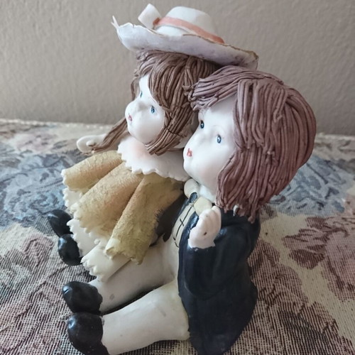Collectible porcelain figurine like new, dolls 10×10