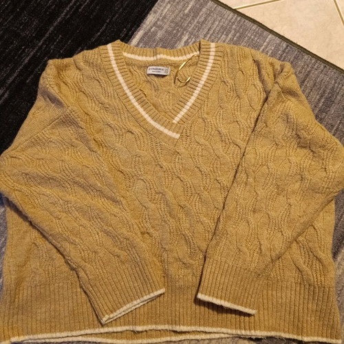 Stradivarius sweater used, size Medium, beige