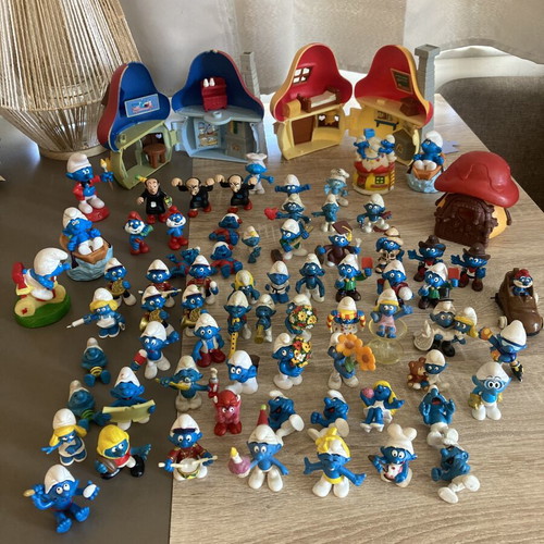 Smurfs Peyo figures, pack of about 70 pieces, village houses
