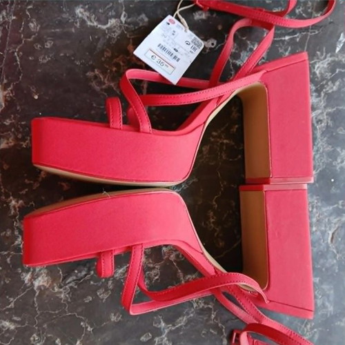 Stradivarius κόκκινα ψηλοτάκουνα πέδιλα με φιάπα, μέγεθος 39, καινούργια