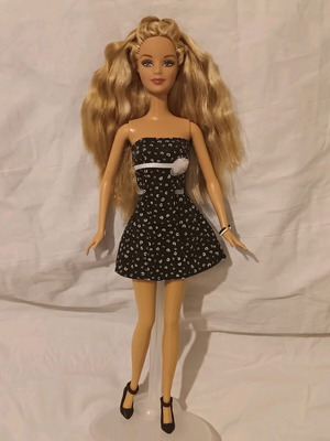 Barbie Fashion Fever Mackie 2005 used doll