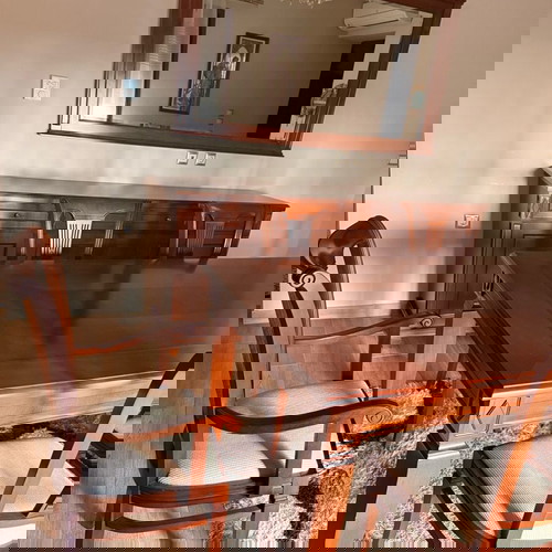 Τραπεζαρία με μπουφέ και καθρέφτη σαν καινούργια