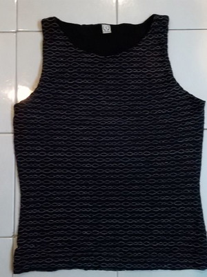 Varianti black t-shirt used, size S with embossed design