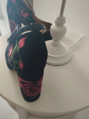Mariamare satin pumps with embroidery and ankle strap, like new, leather