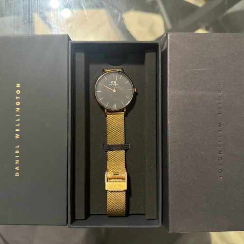 Daniel Wellington women's watch used, gold color