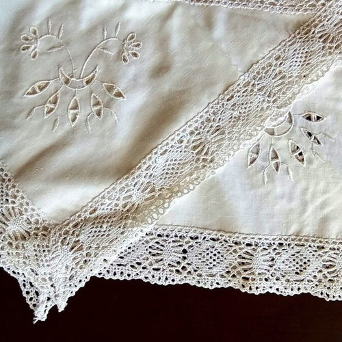 Vintage white tablecloth with lace and embroidery 79x77 cm like new