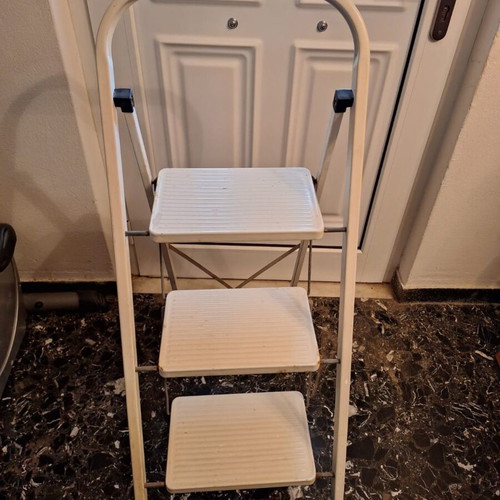 Step ladder with three steps