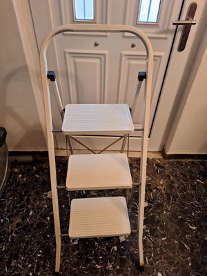 Step ladder with three steps