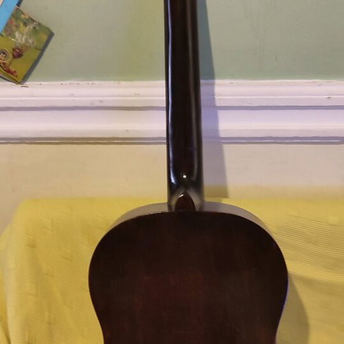 Greek guitar like new with strong sweet echo and case