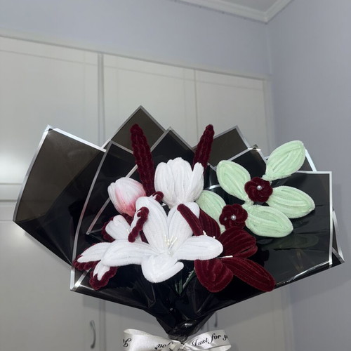 Handmade aromatic flower bouquet with waterproof wrapping, red shades