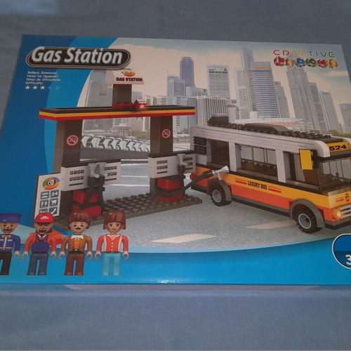Gas Station building set with 324 blocks and 4 figures, new
