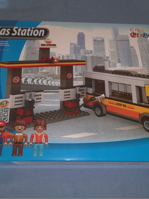 Gas Station building set with 324 blocks and 4 figures, new