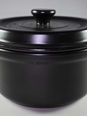 Ceramic pot new with 4.5-liter capacity