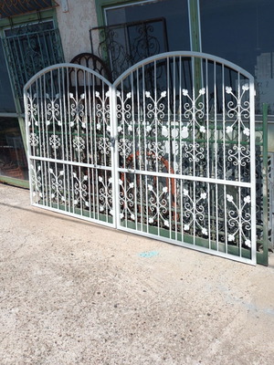 Double leaf garden gate used with 2 motor arms