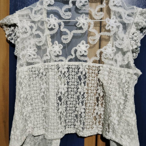 White romantic sleeveless cardigan like new