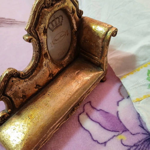 Πρωτότυπες βάσεις για φωτογραφίες καινούργιες με αποχρώσεις χρυσού και ασημί