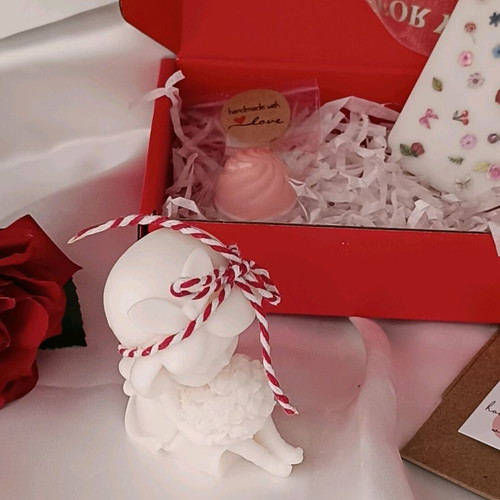 Decorative gift set candle girl with rose bouquet and lilac tablet new