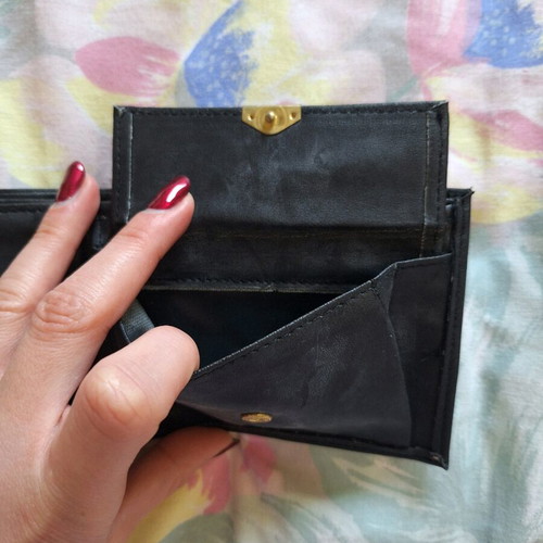 Black wallet like new with multiple compartments
