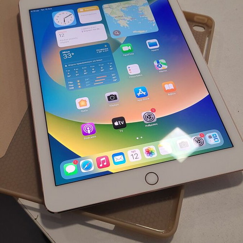 Apple iPad Pro 9.7inch 2016 128GB Cellular like new with case