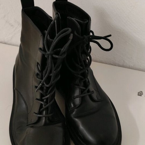 Only women's boots size 38 like new, black